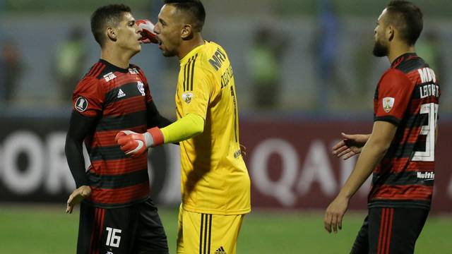 Diego Alves comemora vit&oacute;ria sobre o San Jos&eacute; com Ronaldo e L&eacute;o Duarte