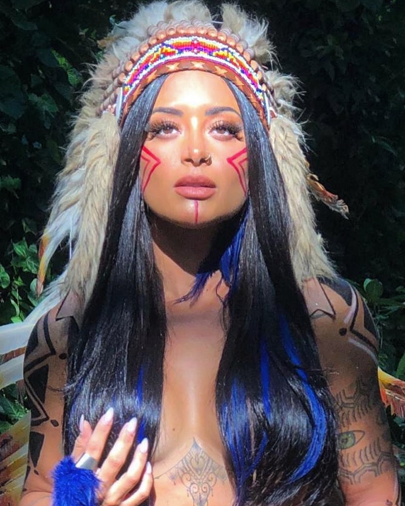 Aline Riscado posta clique com colar indígena: 