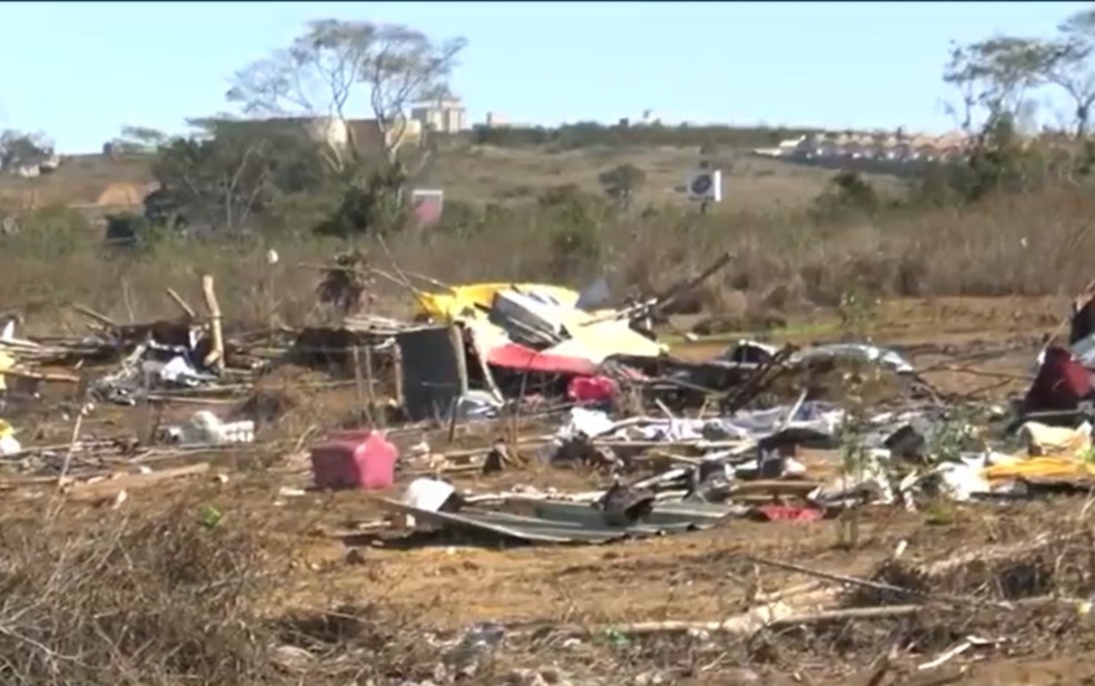 Famílias realizam protesto e pedem reunião com prefeita de Vitória da Conquista após imóveis improvisados serem derrubados — Foto: Reprodução/TV Sudoeste