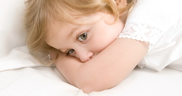 Criança na cama com medo de pesadelo (Foto: Shutterstock)