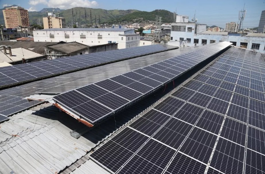 Placas de energia solar em telhado do Rio