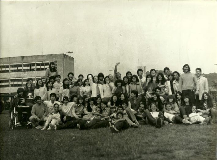 Fotografia da turma de William Bonner na Escola de Comunicações e Artes da USP em 1982 (Foto: Reprodução/Instagram)