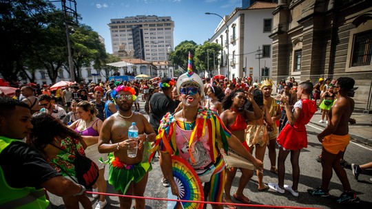 Megabloco da Lexa abre cortejos gigantes do carnaval do Rio com calorão e revista de foliões pela PM
