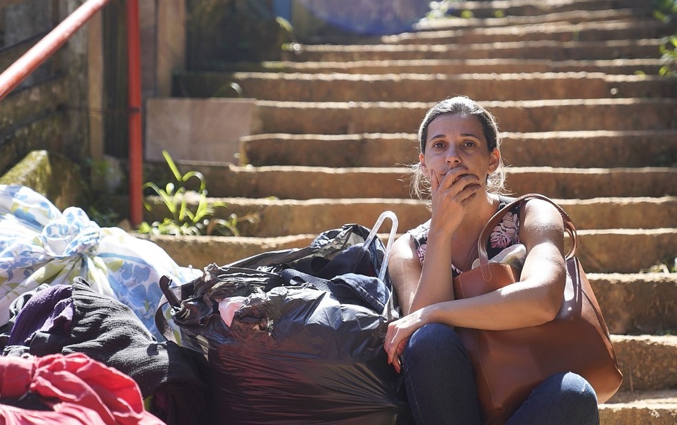 Funcionária de uma creche, Marissol Fernandes ao lado dos seus pertences que conseguiu salvar — Foto: Marcos Serra Lima/g1