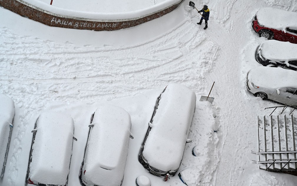 Funcionário municipal retira neve das ruas em Kiev, na Ucrânia, na sexta-feira (12) — Foto: Sergei Supinsky/AFP 