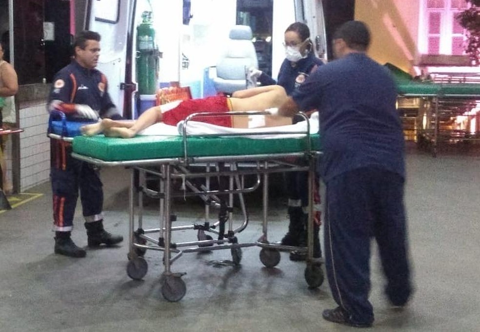 Dois jovens baleados foram transferidos em uma ambulância do Samu para o IJF. — Foto: Arquivo pessoal