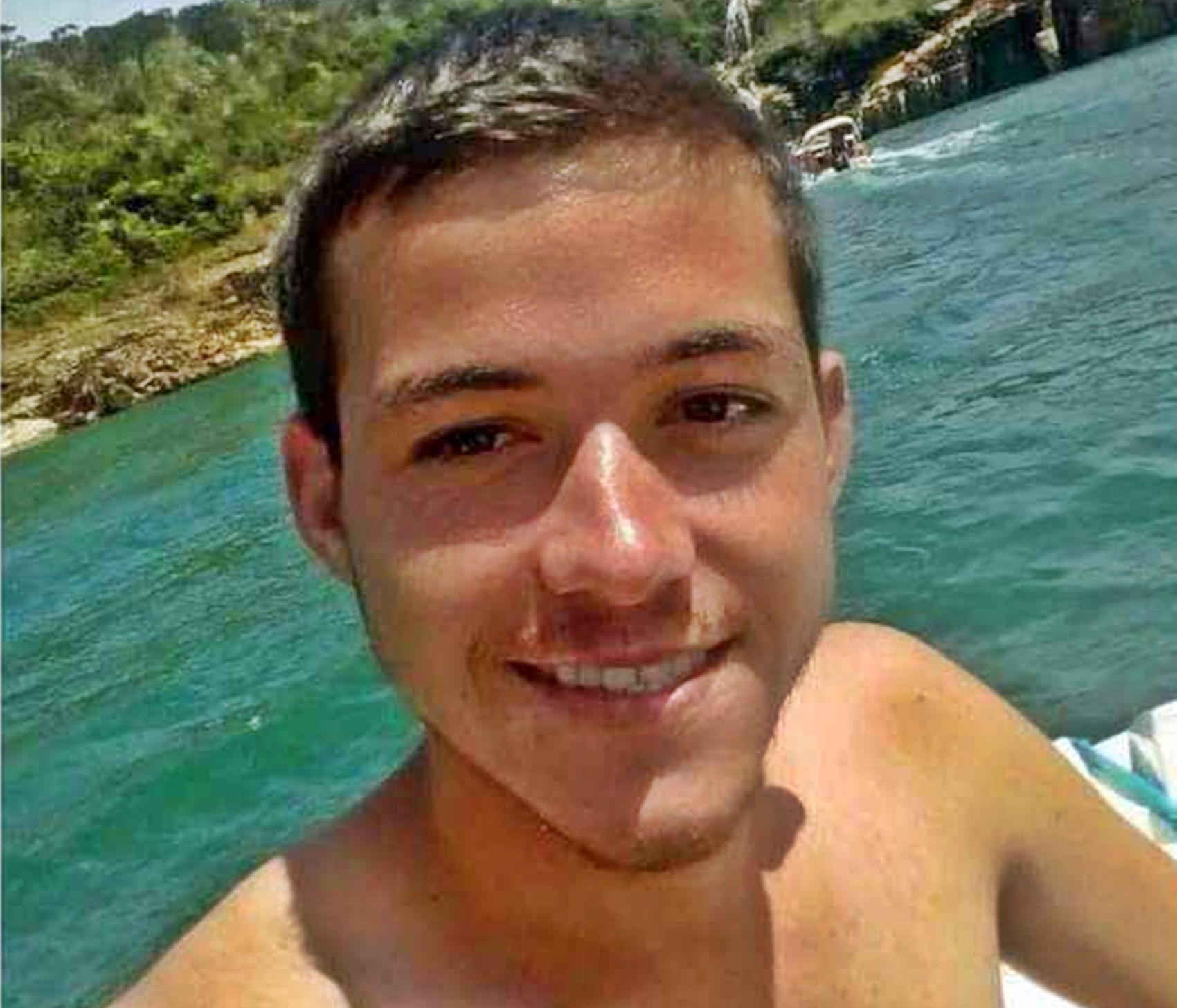 Motociclista de 23 anos morre após batida com carreta na MG-184, em Alterosa, MG