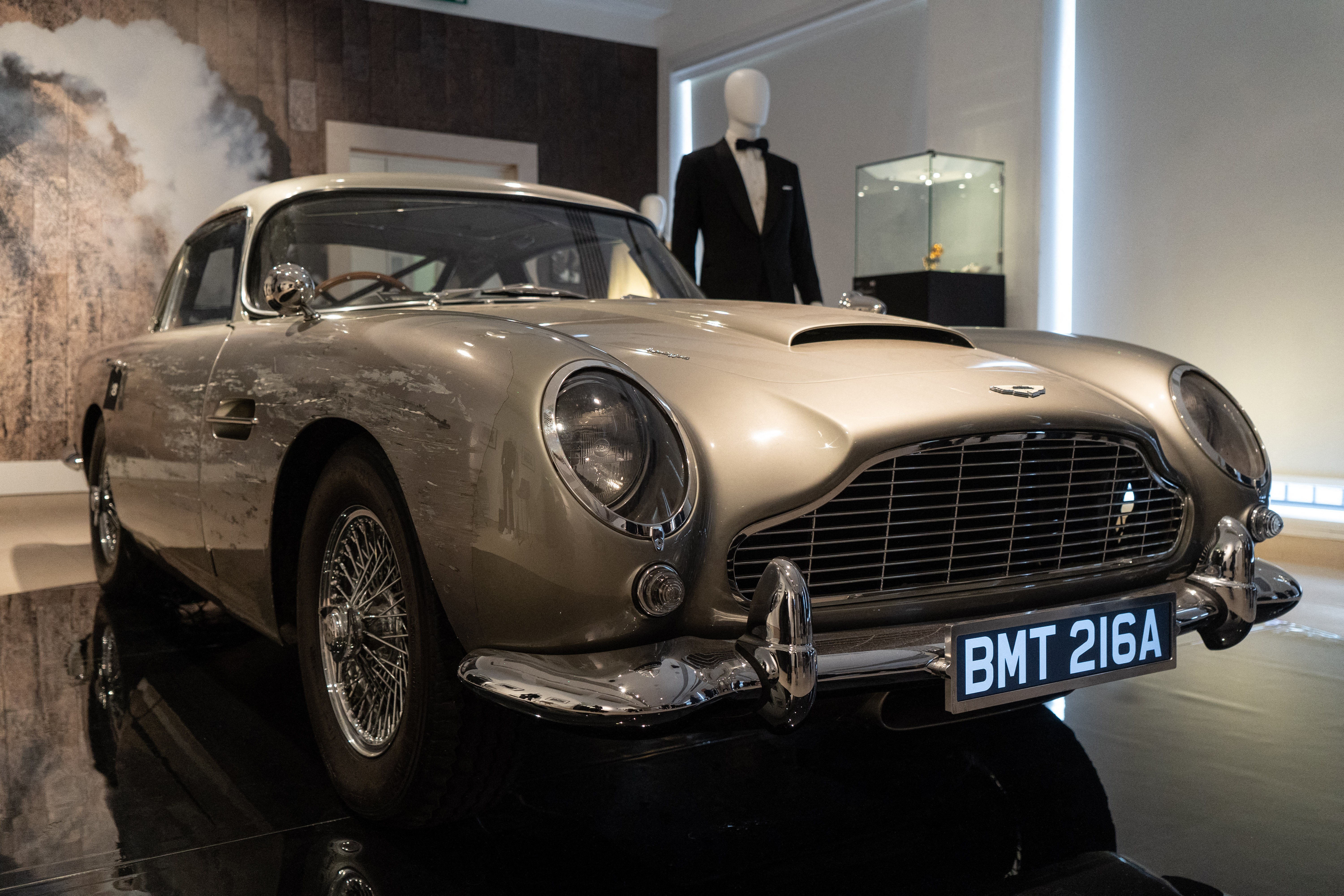 Réplica de carro de '007' é leiloado por R$ 17 milhões em Londres