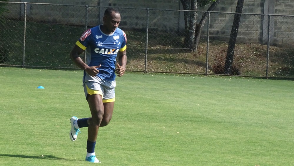 Sassá é registrado no BID e fica à disposição de Mano Menezes no Cruzeiro