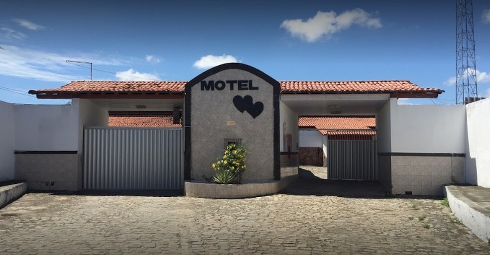 Mulher foi encontrada morta dentro do Motel Dois CoraÃ§Ãµes, em SÃ£o GonÃ§alo do Amarante â Foto: Google