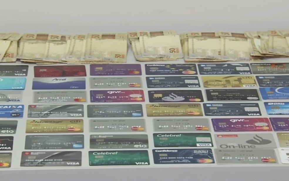 Documentos falsos, R$ 20 mil e 40 cartões clonados são apreendidos com casal 'ostentação' — Foto: Reprodução/TV Anhanguera