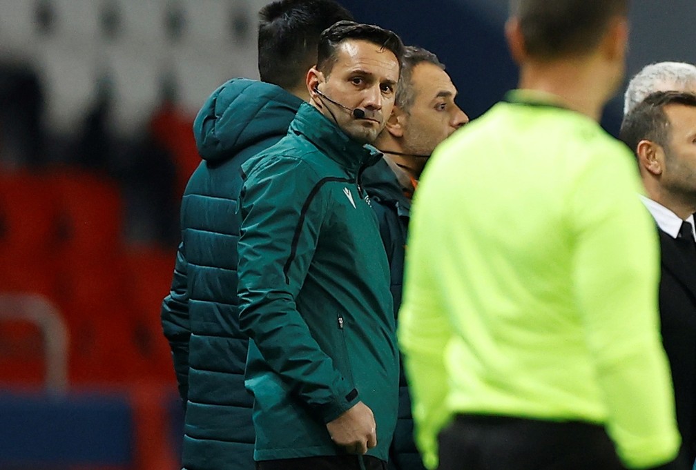 O quatro árbitro romeno Sebastian Coltescu, autor da ofensa racista em direção a Pierre Webó — Foto: Ian Langsdon/EFE