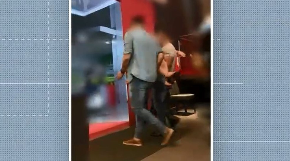 Vídeo mostra mulher sendo carregada na saída de bar, em Paranaguá — Foto: Reprodução