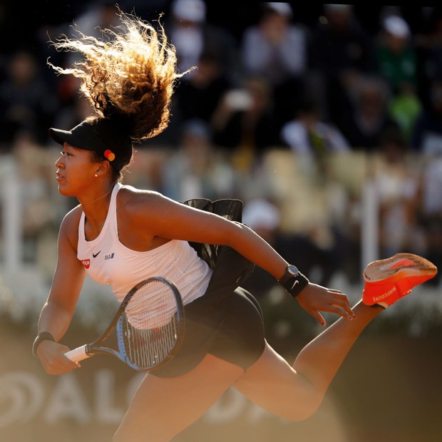ROME, ITALY - MAY 16: Naomi Osaka of Japan serves against Mihaela Buzarnescu of Romania in their Women's Singles Round of 16 match during Day Five of the International BNL d'Italia at Foro Italico on May 16, 2019 in Rome, Italy. (Photo by Adam Pretty/Gett (Foto: Getty Images)