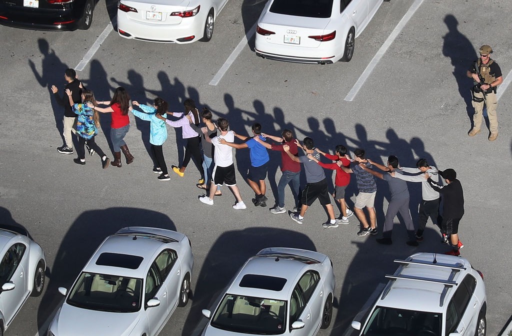 Estudantes evacuam escola Marjory Stoneman Douglas após tiroteio em 2018 (Foto: Getty Images)