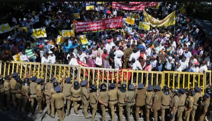 Multidão no Sri Lanka protesta em 2017 contra proposta de participação de uma empresa chinesa no porto de Hambantota (Foto: Getty Images via BBC)