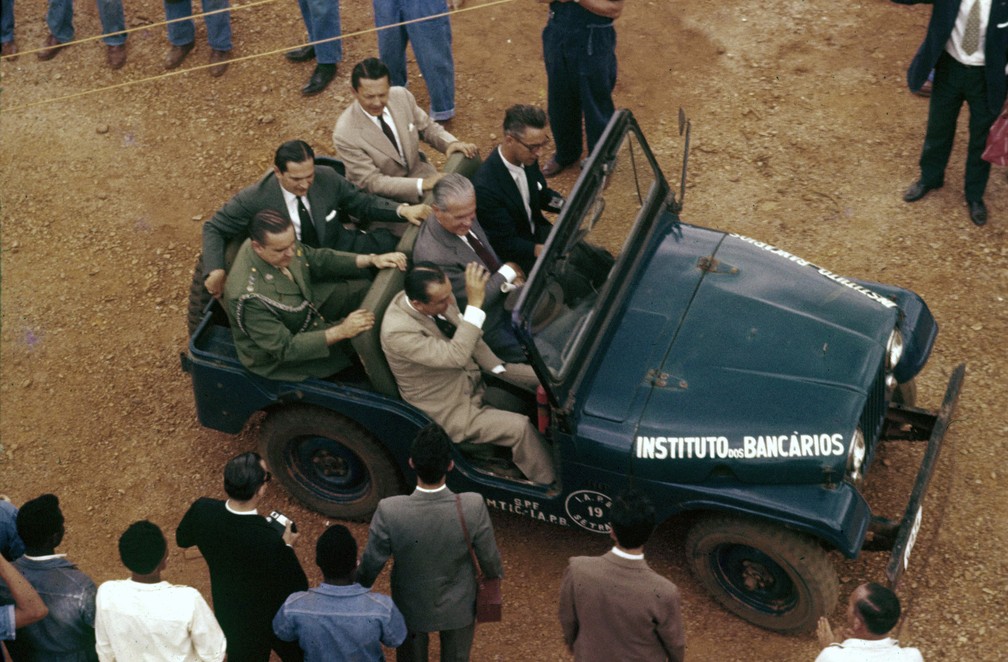 Presidente JK desfila em jipe do Instituto de Aposentadoria e Pensões dos Bancários (acenando, de terno claro). (Foto: Arquivo Público do DF/Fundo Novacap/Divulgação)