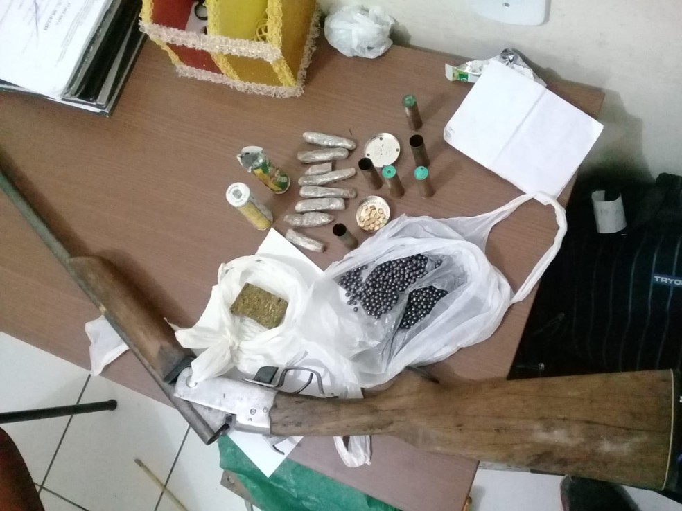Arma, munição e droga foram achadas na canoa dos suspeitos  — Foto: Divulgação/PM-AC