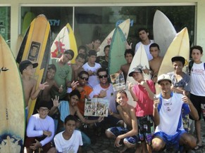 Crianças e jovens da Oficina de Surf em Maresias (Foto: Divulgação/ NESE Maresias)