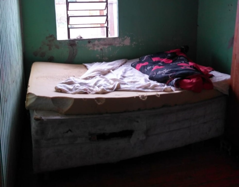 Casa onde a mulher foi mantida presa estava suja de sangue nas paredes. — Foto: Polícia Civil/Divulgação