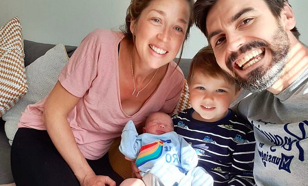 Professora Hanna Howells, seu filho Theo, o recém nascido Wilf e seu marido Andy (Foto: Reprodução Daily Mail)