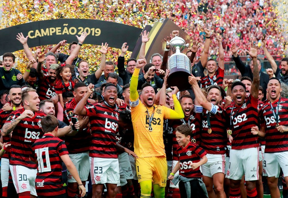 Flamengo levantando a taça da Libertadores de 2019 — Foto: ge.globo