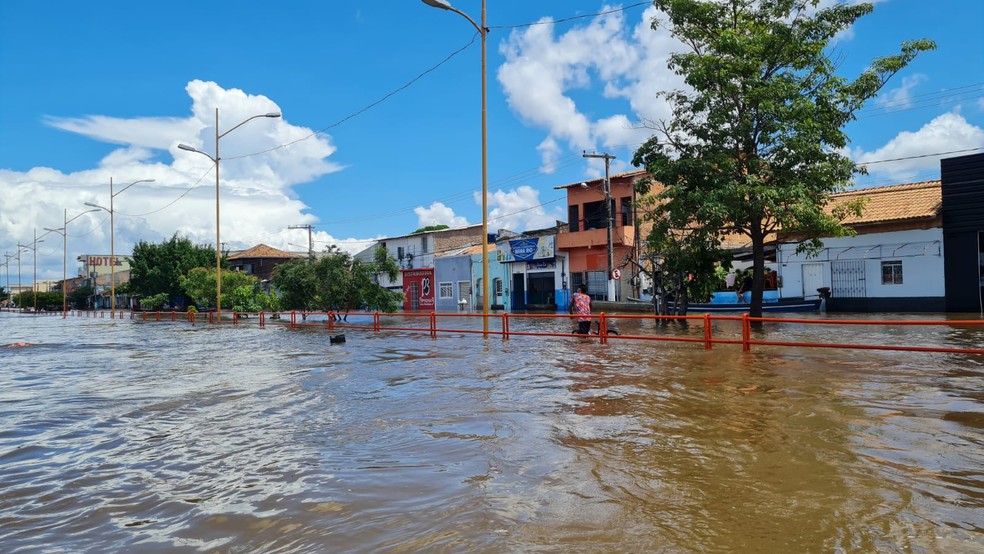 Orla da cidade de Marabá está completamente tomada pela água — Foto: Jhone Freires/TV Liberal