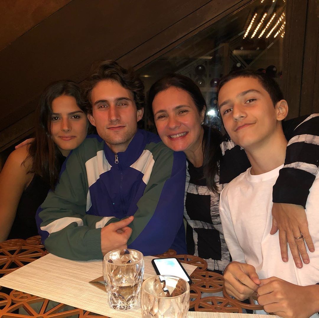 Adriana Esteves com os filhos, Felipe Ricca e Vicente Brichta, e a namorada de Felipe (Foto: Reprodução/Instagram)