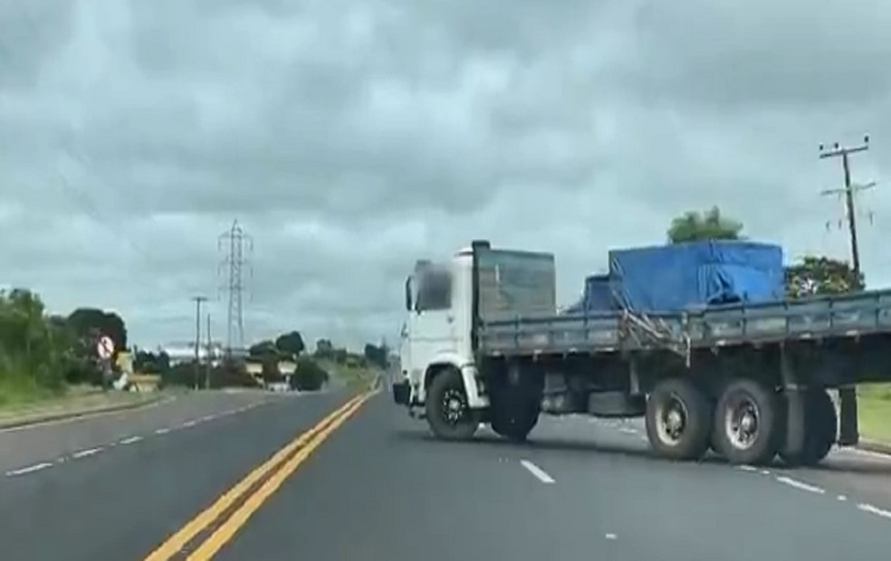 Caminhoneiro chega a atravessar veículo no meio da pista — Foto: Marcos Paiva/TV TEM