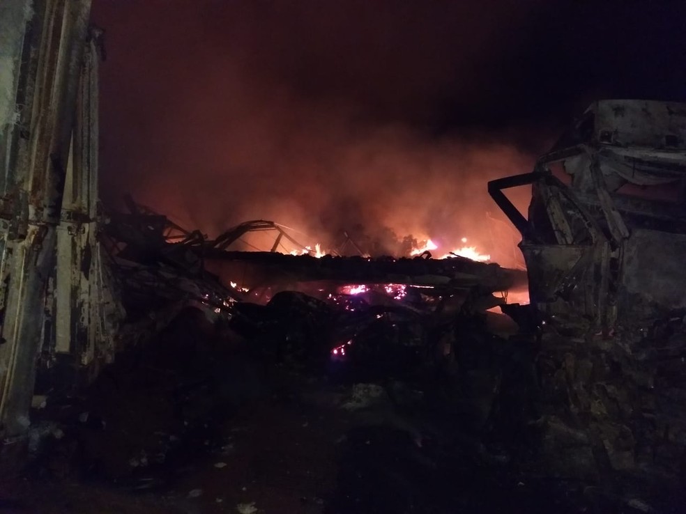 Carretas ficaram destruídas — Foto: Polícia Civil/Divulgação