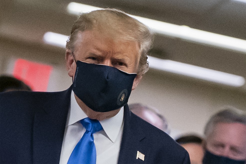 Trump com máscara — Foto: AFP