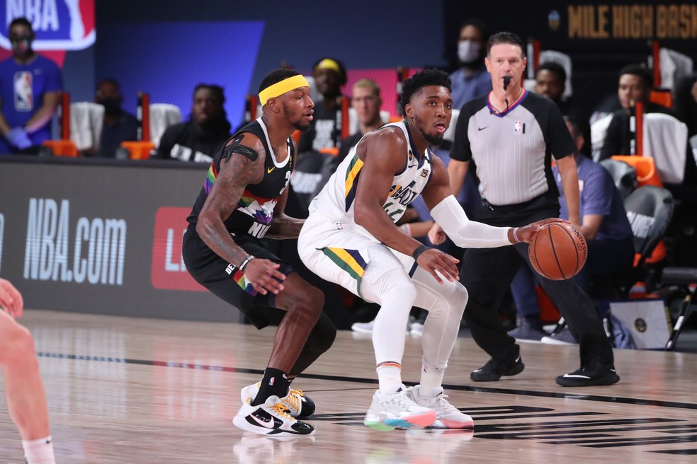 Donavan Mitchel bate a bola durante partida contra o Denver Nuggets — Foto: Joe Murphy/NBAE/Getty Images