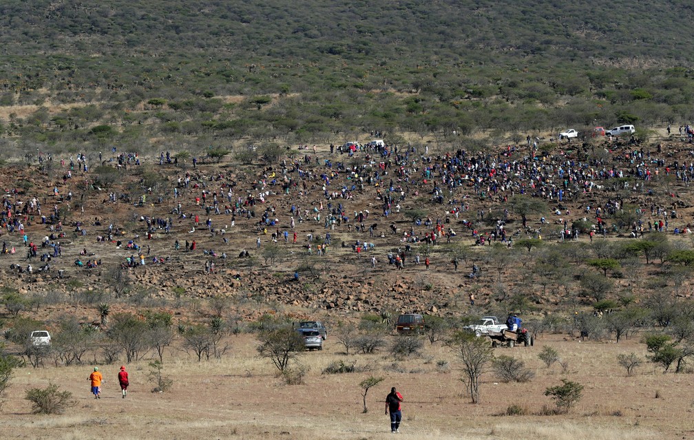 'Caçadores de fortunas' vão à aldeia de KwaHlathi, na África do Sul, após fotos e vídeos compartilhados nas redes sociais mostrarem pessoas celebrando ao encontrar o que acreditavam ser diamantes, mas eram apenas quartzo. Foto de 14 de junho de 2021. — Foto: Siphiwe Sibeko/Reuters