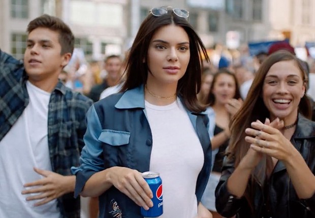 A modelo Kendall Jenner no comercial da Pepsi que provocou polêmica ao pegar carona na campanha Black Lives Matter (Foto: Pepsi Global)