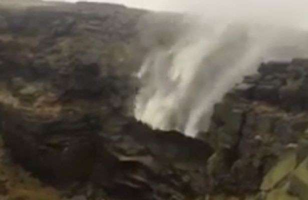 Cachoeira tem curso revertido por conta do tempo extremo (Foto: Reprodução)
