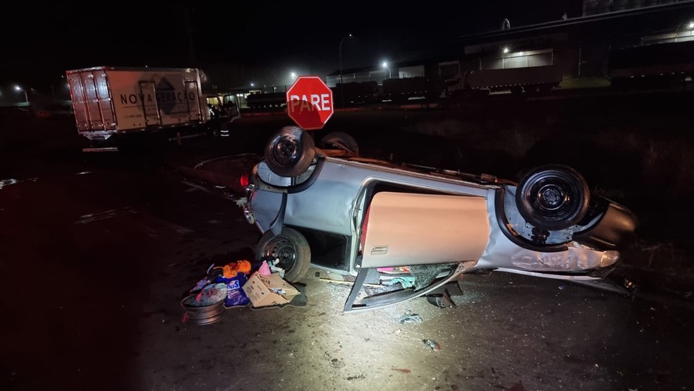 Criança morreu em acidente entre carro e caminhão — Foto: PRF/Divulgação