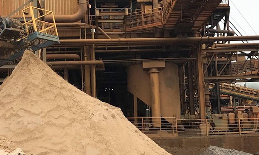Obtida no tratamento dos rejeitos de minério de ferro das operações na mina Viga, a areia sustentável pode substituir a areia natural extraída de leitos de rios — Foto: Divulgação