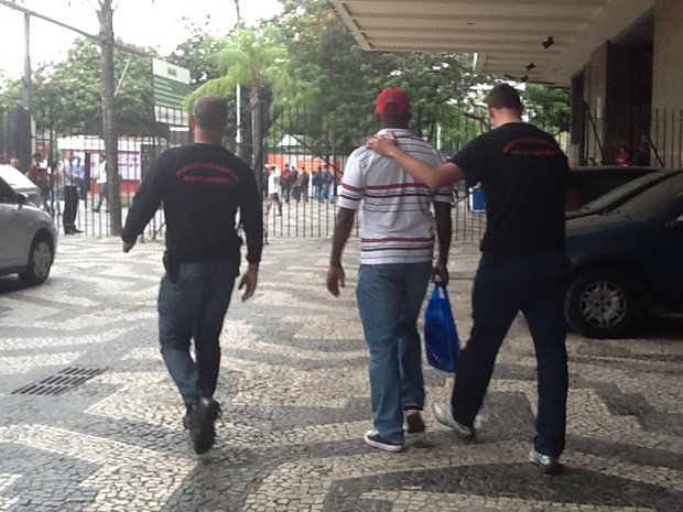 Presos foram levados para a Seseg (Foto: Mariucha Machado / G1)