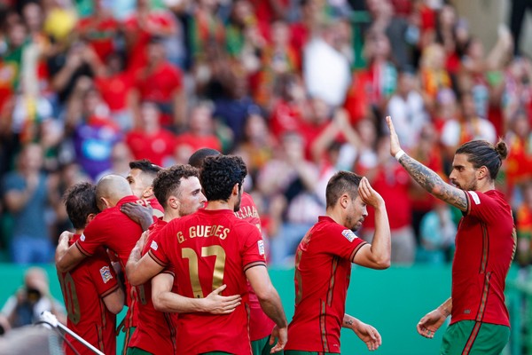 Jogadores de Portugal comemorando gol na última partida pela Nations League (Foto: Reprodução/Twitter)