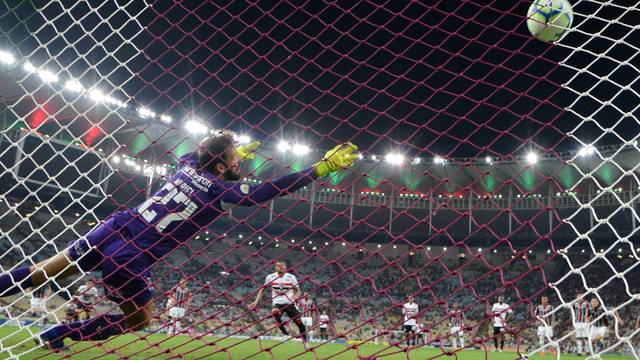 Reinaldo marca de pÃªnalti para o SÃ£o Paulo contra o Fluminense
