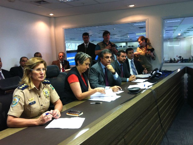 Ministro da Justiça, José Eduardo Cardozo, na sala de gestão de crise do Ministério da Justiça (Foto: Gabriel Luiz/G1)