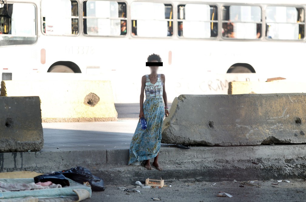 Mulher caminha em ponto de uso de crack na Avenida Brasil (Foto: Marcos Serra Lima/G1)