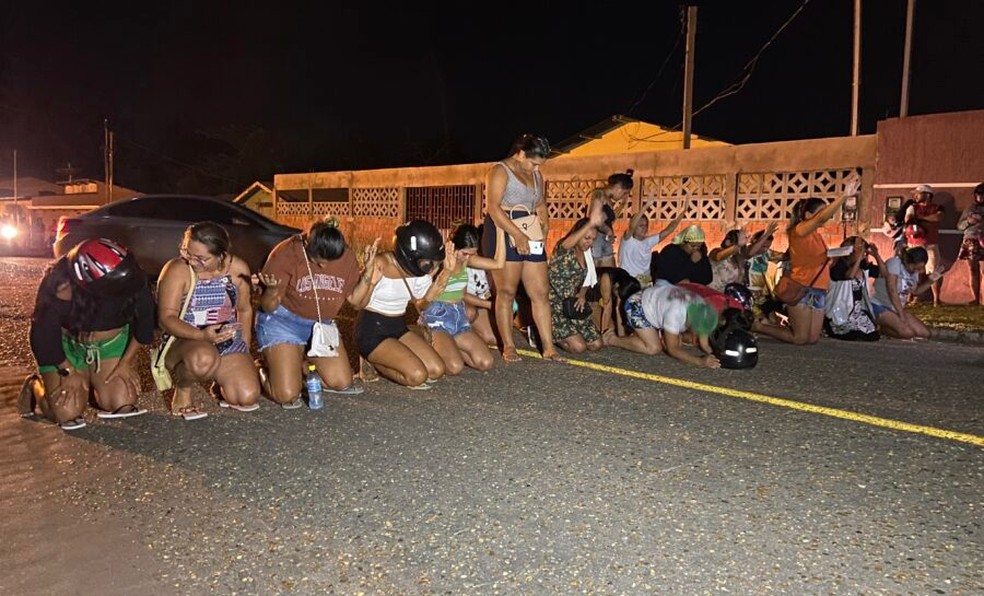 Familiares de presos se concentraram em frente à unidade prisional de Cruzeiro do Sul nessa segunda (2) — Foto: Bruno Vinícius/Rede Amazônica