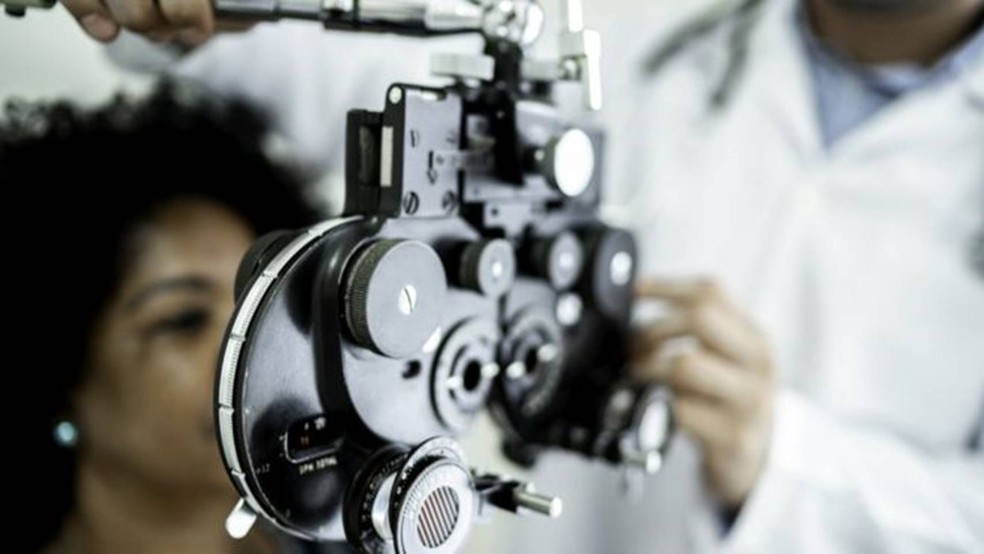 Dados de atendimentos no SUS mostram queda significativa de consultas e cirurgias oftalmológicas neste ano — Foto: Getty Images via BBC