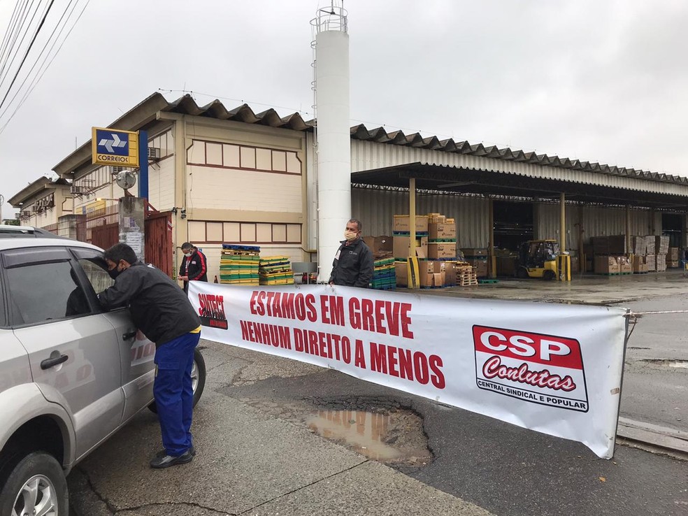 Funcionários dos Correios entram em greve no Vale do Paraíba — Foto: Pedro Melo/TV Vanguarda