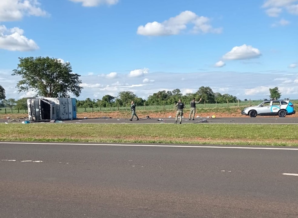 Veículo de transporte de presos capota e um funcionário morre em rodovia em Promissão — Foto: Sifuspesp/Divulgação