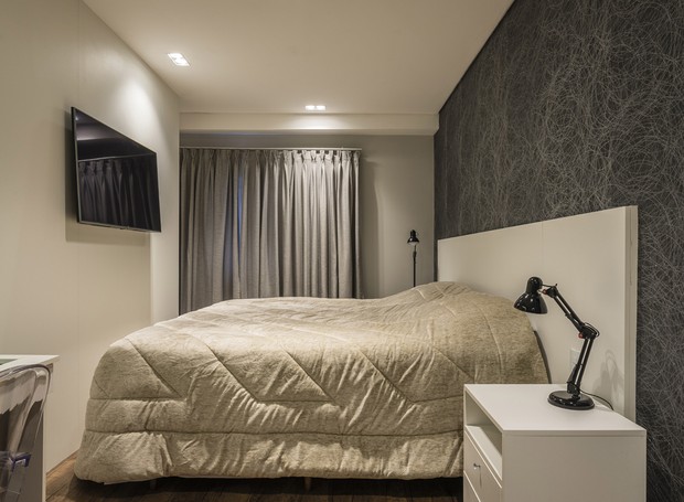 A escolha correta do edredom contribui para deixar a cama perfeita para uma boa noite de sono. Projeto do escritório PB Arquitetura (Foto: Henrique Ribeiro / Divulgação)
