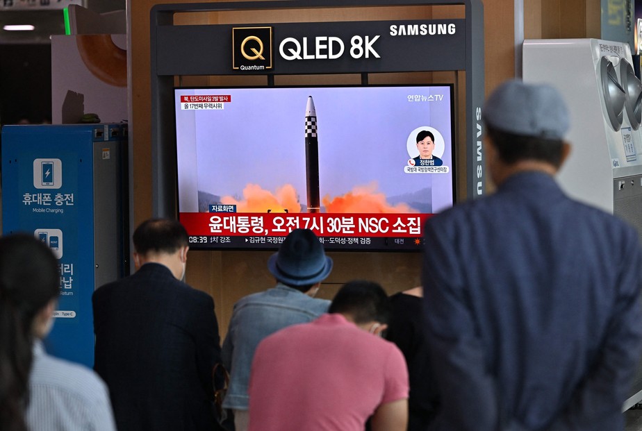 Televisão no centro de Seul mostra imagens de teste com míssil balístico realizado pela Coreia do Norte, em maio deste ano