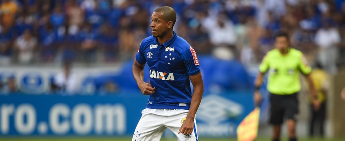 Disciplina e passe de bronze: motivos da soberania de Edimar no time titular