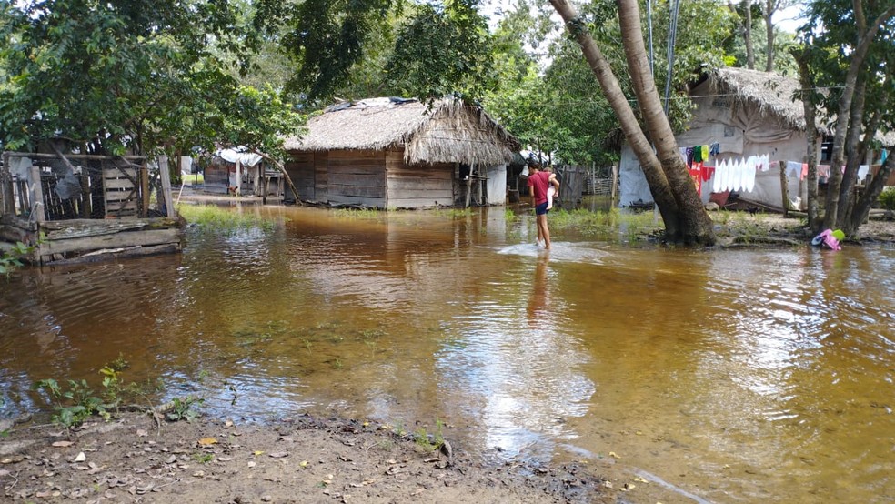 Indígenas andam por aldeia inundada, no sudeste do Tocantins — Foto: Divulgação